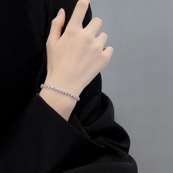 Moodne naiste hõbedase värvi kividega käevõru