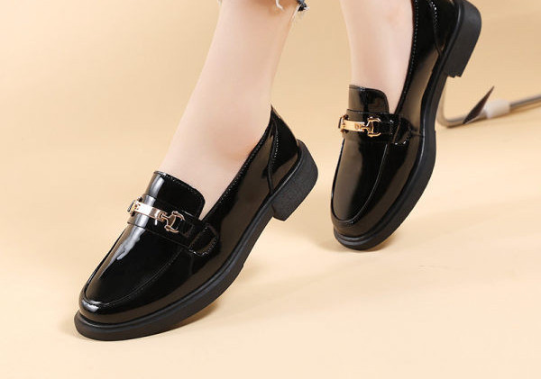 Sieviešu āda - mokasīni ar sprādzi