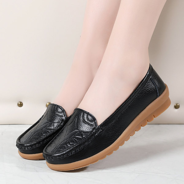 Sieviešu ādas klaipi ar plakanu zoli