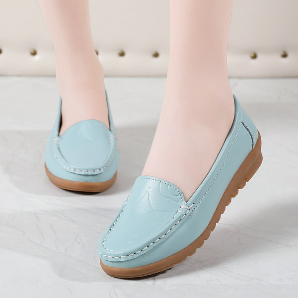 Sieviešu ādas klaipi ar plakanu zoli