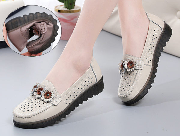 Sieviešu mokasīni ar ziedu motīviem