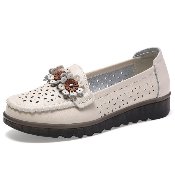 Sieviešu mokasīni ar ziedu motīviem