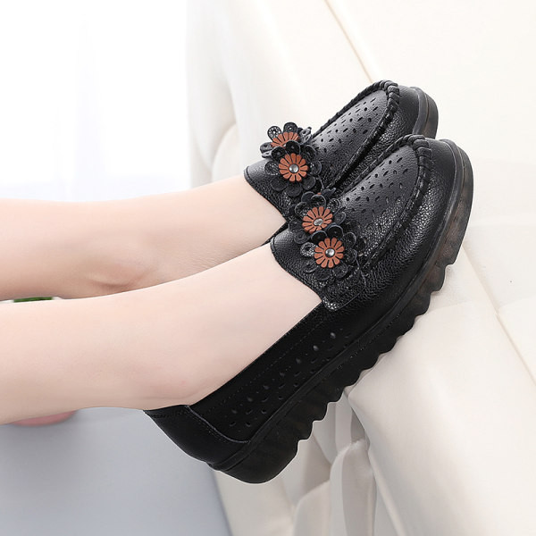 Sieviešu mokasīni ar ziedu motīviem