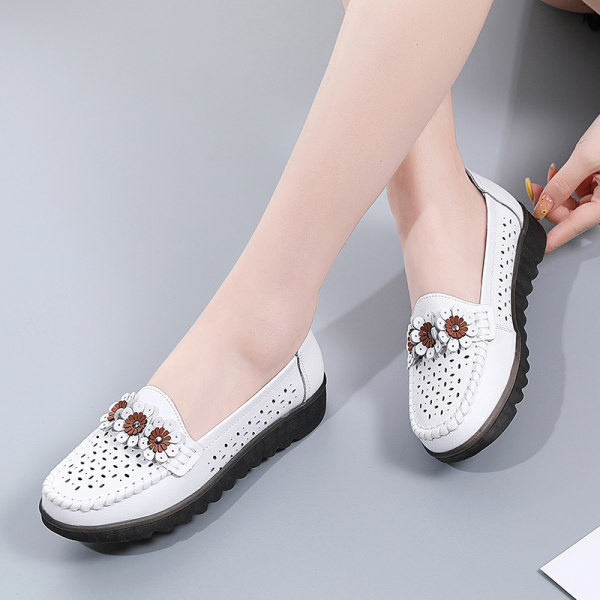 Sieviešu mokasīni ar ziedu motīviem