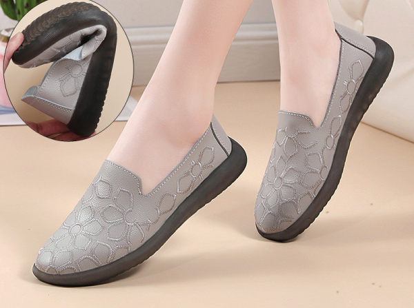 Sieviešu mokasīni ar 3D elementiem