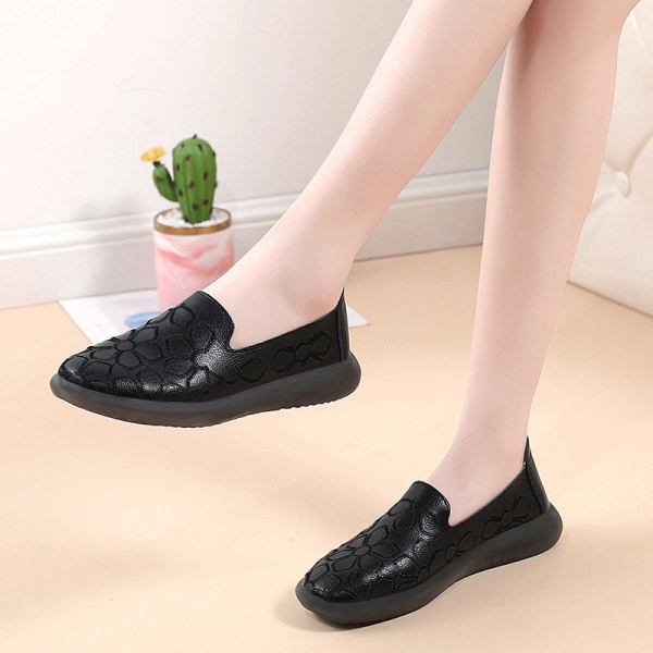 Sieviešu mokasīni ar 3D elementiem