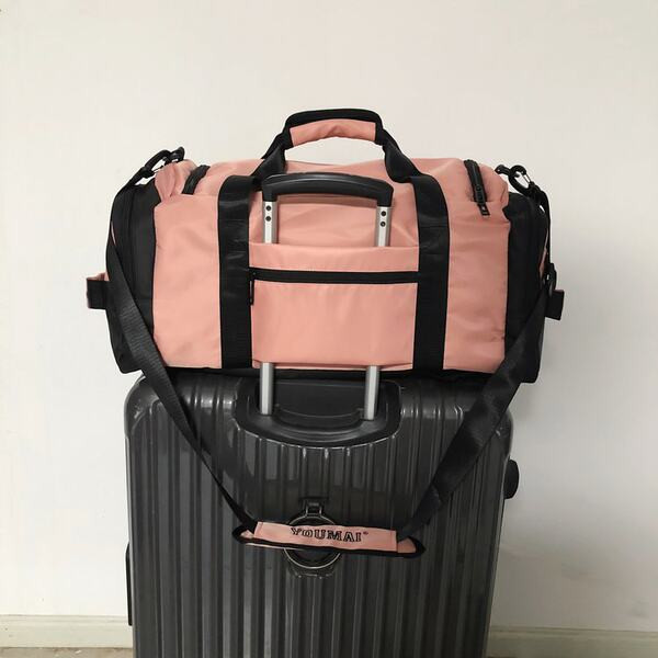 Ceļojumu soma ar garu rokturi un kabatu