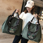 Pārnēsājama ceļojumu soma ar apdruku un plecu siksnām