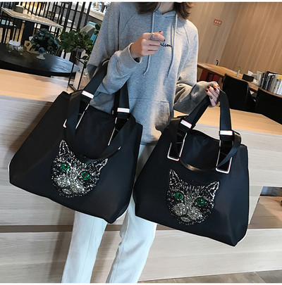 Pārnēsājama ceļojumu soma ar apdruku un plecu siksnām