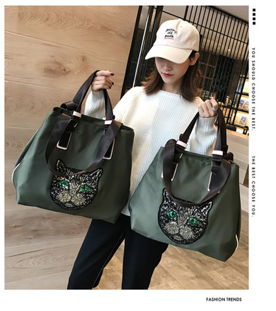 Pārnēsājama ceļojumu soma ar apdruku un plecu siksnām