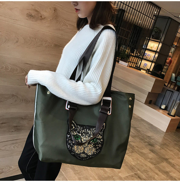 Pārnēsājama ceļojumu soma ar apdruku un plecu siksnām