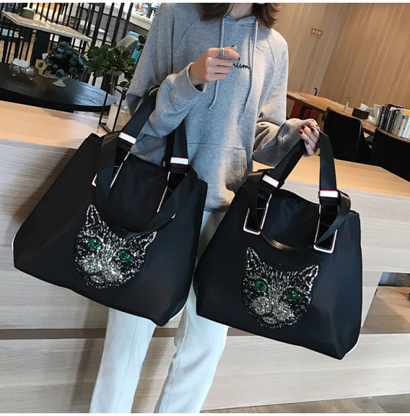 Pārnēsājama ceļojumu soma ar apdruku un plecu siksnām