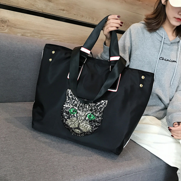 Pārnēsājama ceļojumu soma ar apdruku un plecu siksnām