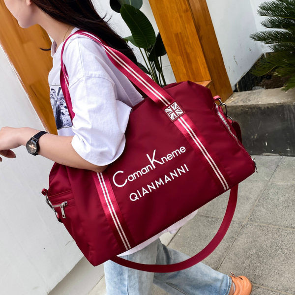 Ūdensizturīga ceļojumu soma ar sānu kabatām un plecu siksnu