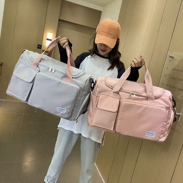 Tekstila soma ar priekšējām kabatām un garu rokturi