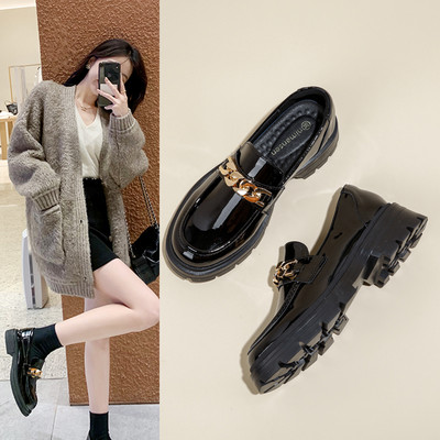 Ikdienas sieviešu mokasīni ar metāliskiem elementiem