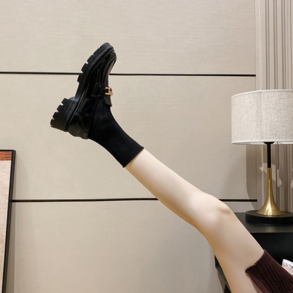 Ikdienas sieviešu mokasīni ar metāliskiem elementiem