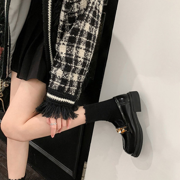 Ikdienas sieviešu mokasīni ar metāliskiem elementiem