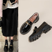 Sieviešu apavi ar metāla elementiem un oderi