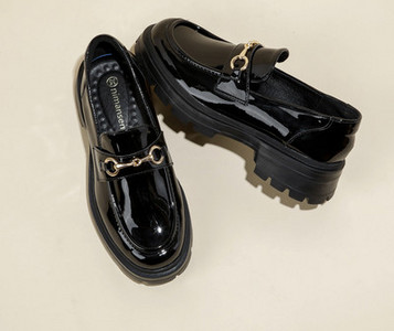 Sieviešu apavi ar metāla elementiem un oderi