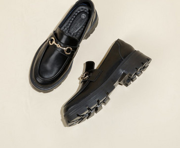 Sieviešu apavi ar metāla elementiem un oderi