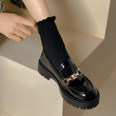 Sieviešu apavi ar metāla elementiem un oderi