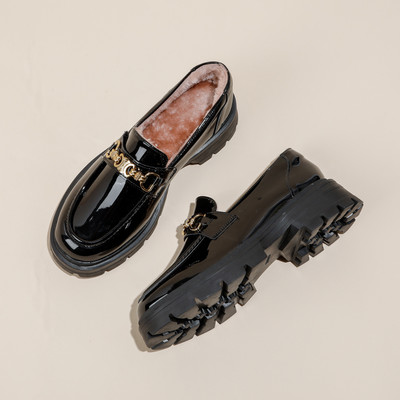 Sieviešu apavi ar metāla elementiem un oderi