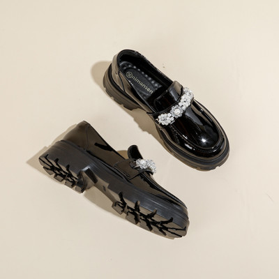 Sieviešu apavi ar metāla elementiem un oderi