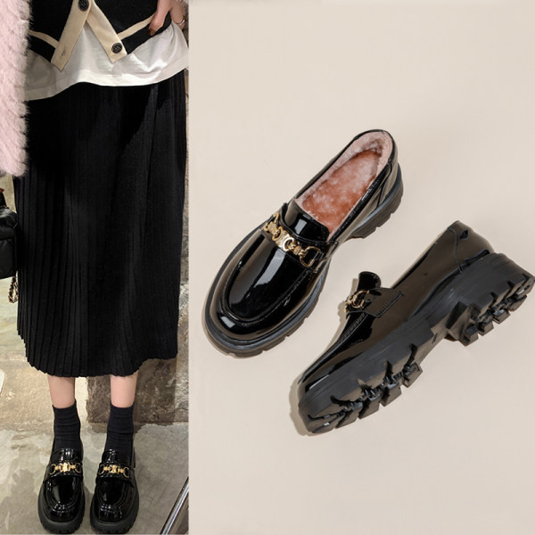 Sieviešu apavi ar metāla elementiem un oderi