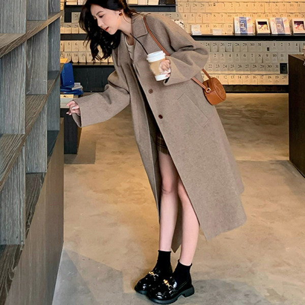 Sieviešu apavi ar metāla elementiem un oderi