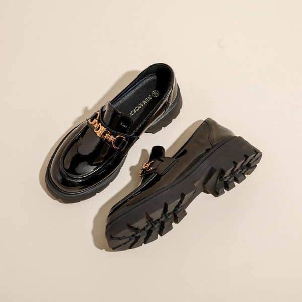 Sieviešu apavi ar metāla elementiem un oderi