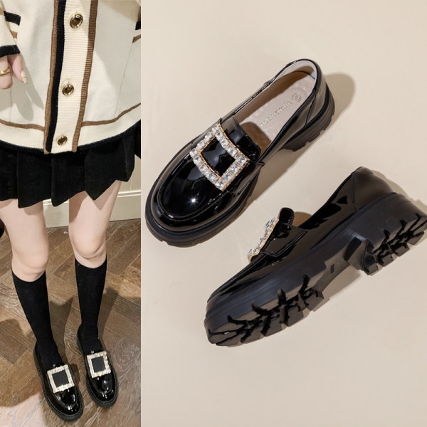 Mūsdienīgi sieviešu ikdienas apavi ar metāla elementu un akmeņiem