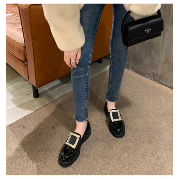 Mūsdienīgi sieviešu ikdienas apavi ar metāla elementu un akmeņiem