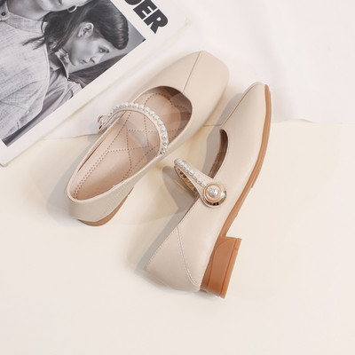 Sieviešu kurpes ar papēžiem un pērlēm