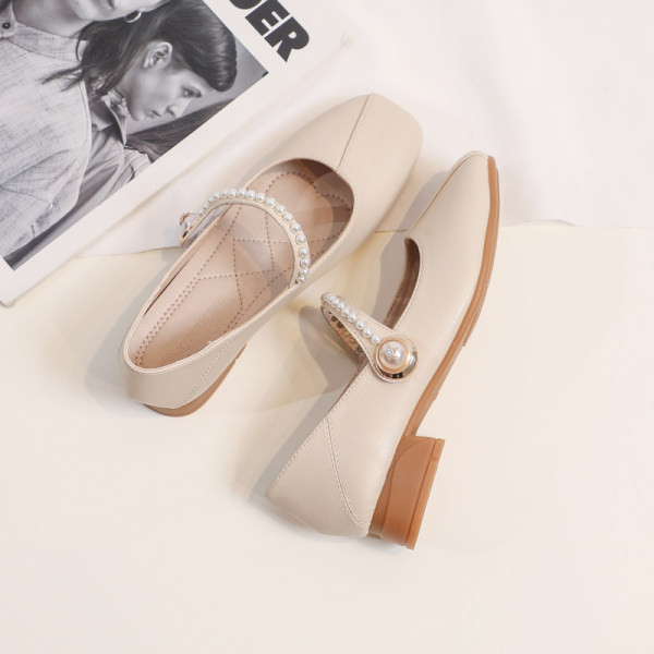 Sieviešu kurpes ar papēžiem un pērlēm