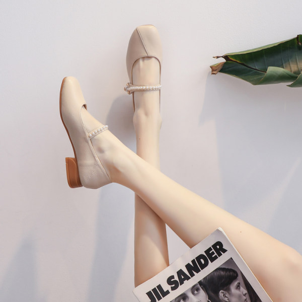 Sieviešu kurpes ar papēžiem un pērlēm