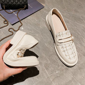 Modes sieviešu apavi ar zemu kvadrātveida papēdi