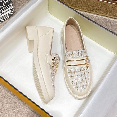 Modes sieviešu apavi ar zemu kvadrātveida papēdi