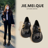 Γυναικεία παπούτσια casual μοντέλο από οικολογικό δέρμα με μεταλλικά στοιχεία και φόδρα