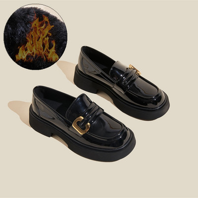 Γυναικεία παπούτσια casual μοντέλο από οικολογικό δέρμα με μεταλλικά στοιχεία και φόδρα