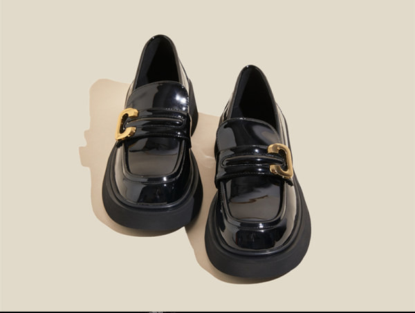 Γυναικεία παπούτσια casual μοντέλο από οικολογικό δέρμα με μεταλλικά στοιχεία και φόδρα