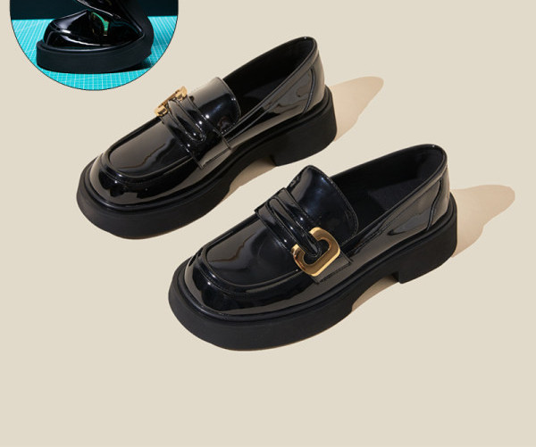 Γυναικεία παπούτσια casual μοντέλο από οικολογικό δέρμα με μεταλλικά στοιχεία και φόδρα