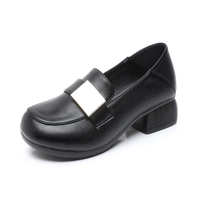 Női cipő sarokkal és csattal