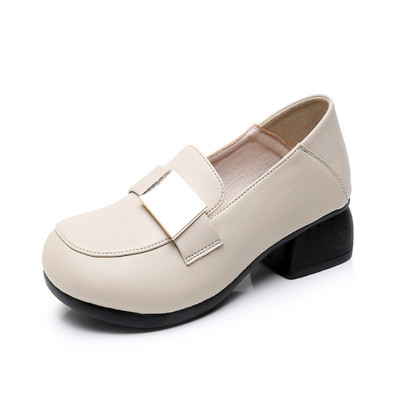 Női cipő sarokkal és csattal