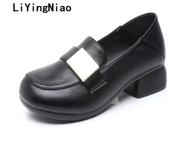 Női cipő sarokkal és csattal