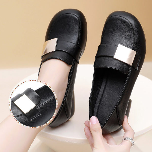 Női cipő sarokkal és csattal