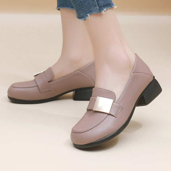 Női cipő sarokkal és csattal