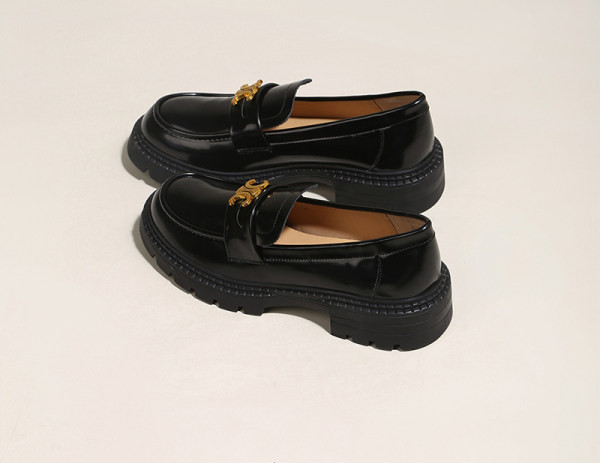 Vienkrāsaini sieviešu apavi