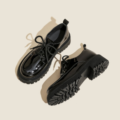 Modern női cipő fűzővel - fekete színű