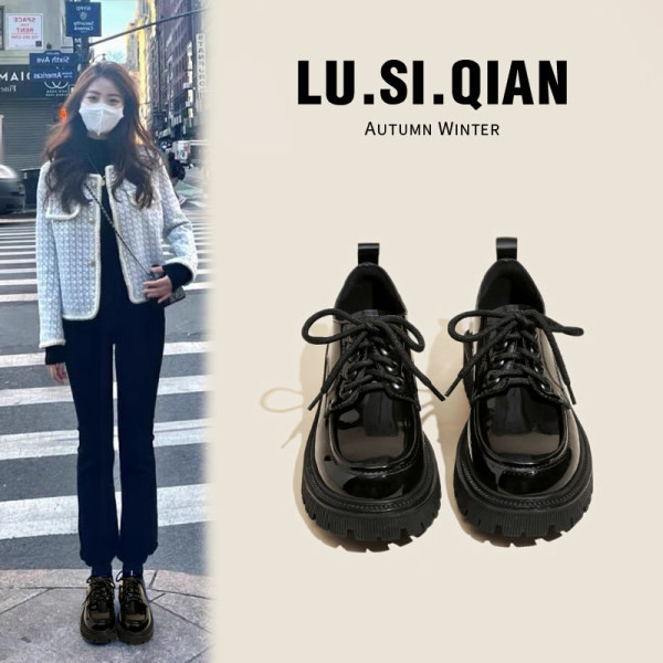 Modern női cipő fűzővel - fekete színű